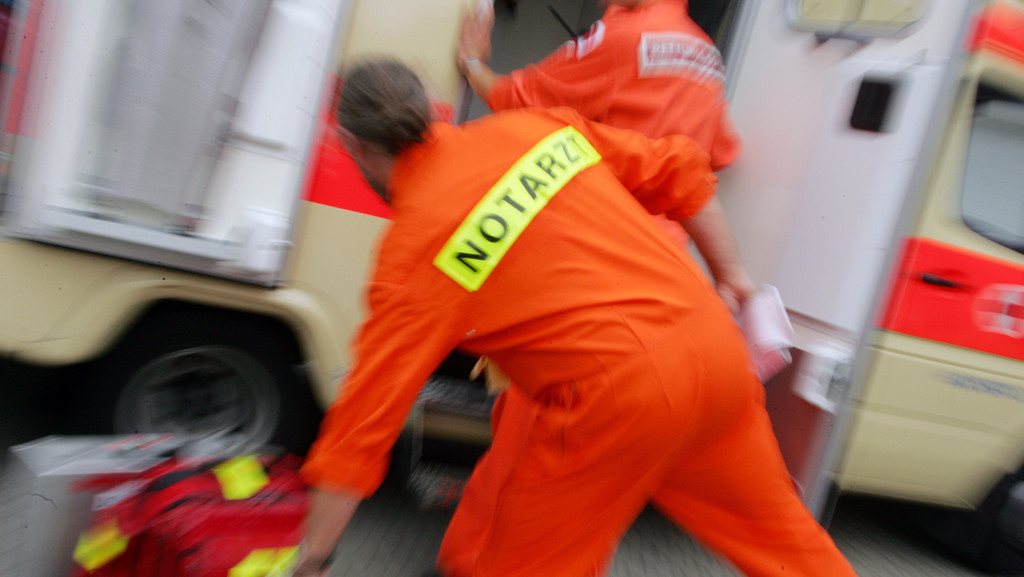 Sie sind da, um Menschen zu helfen: Polizisten und Rettungskräfte. Doch immer öfter werden sie selbst Opfer. | Bild: picture-alliance/dpa Sie sind da, um Menschen zu helfen: Polizisten und Rettungskräfte. Doch immer öfter werden sie selbst Opfer.