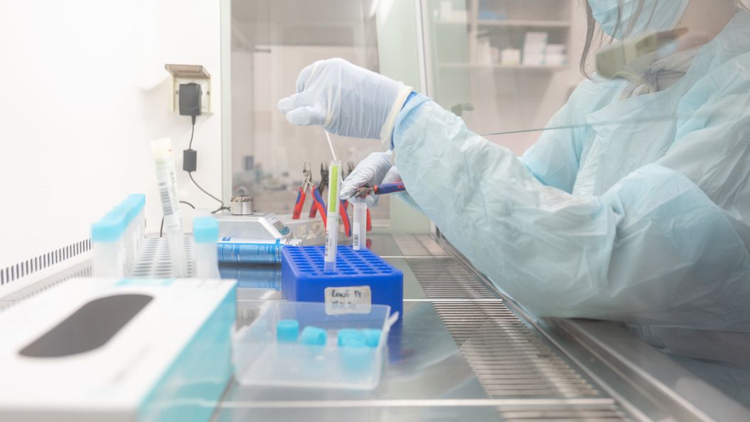 Eine Labormitarbeiterin bereitet Proben für einen PCR-Test vor.