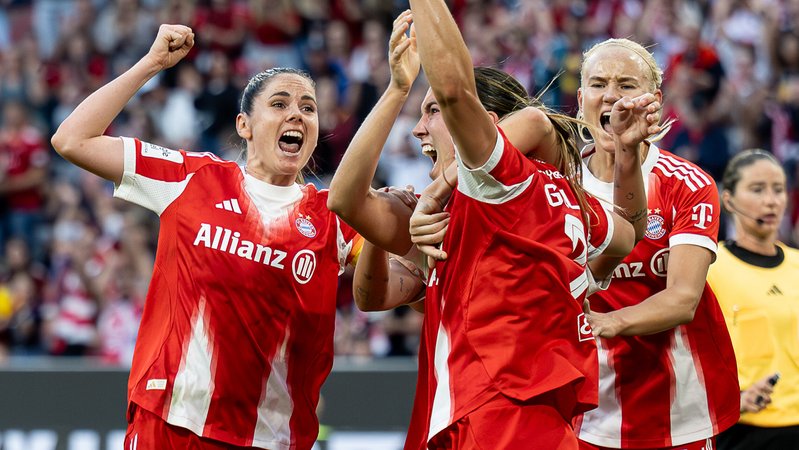 FC Bayern Frauen feiern | Bild: picture-alliance/dpa FC Bayern Frauen feiern