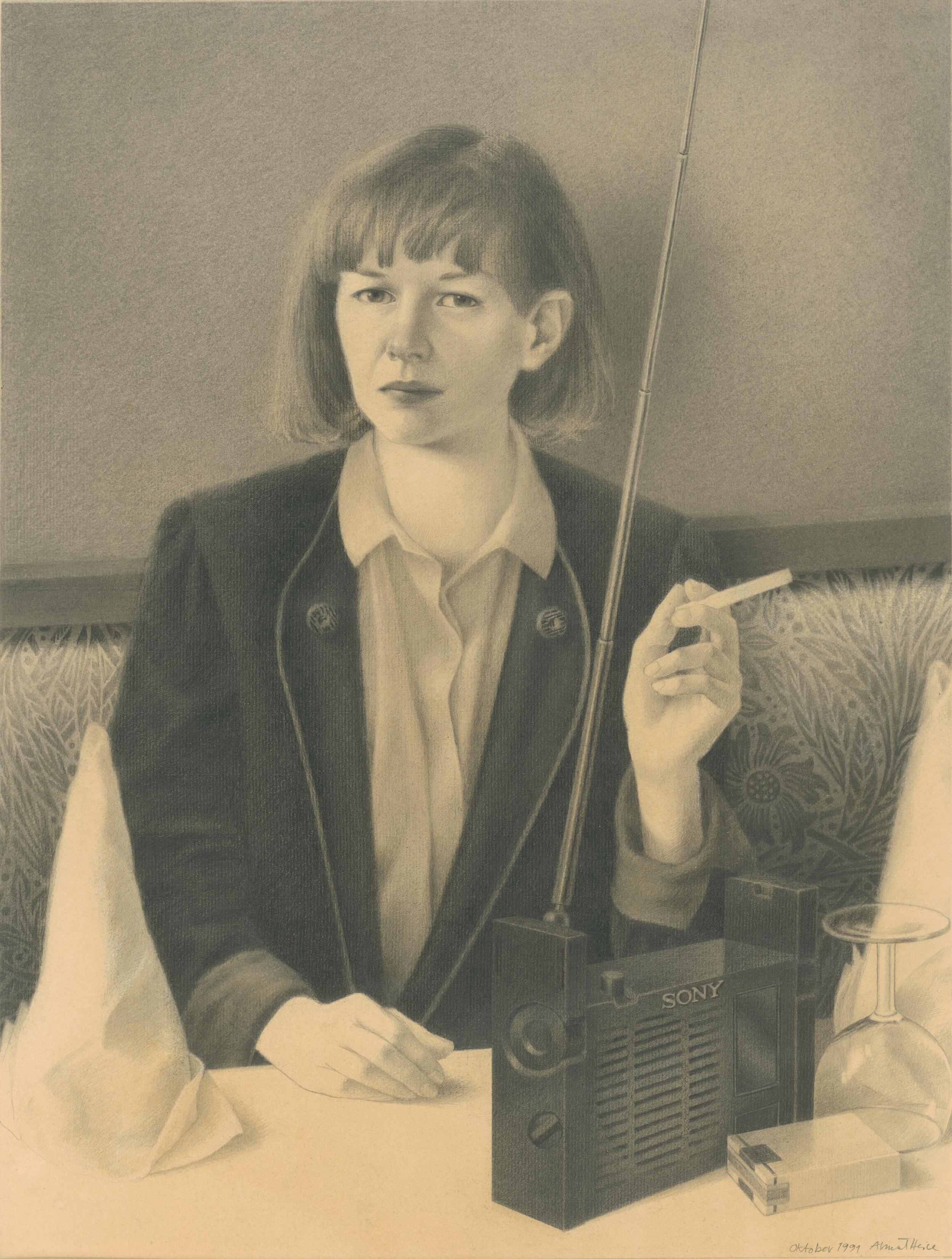 Zeichnungen einer Frau mittleren Alters mit halblangen Haaren und Radioantenne neben dem Ohr