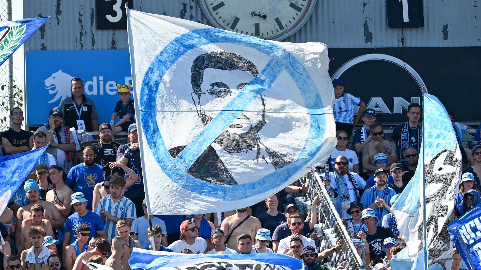 Fans des TSV 1860 München schwenken eine Fahne gegen Hasan Ismaik | Bild: picture alliance / osnapix / Michael Titgemeyer | Michael Titgemeyer Fans des TSV 1860 München schwenken eine Fahne gegen Hasan Ismaik