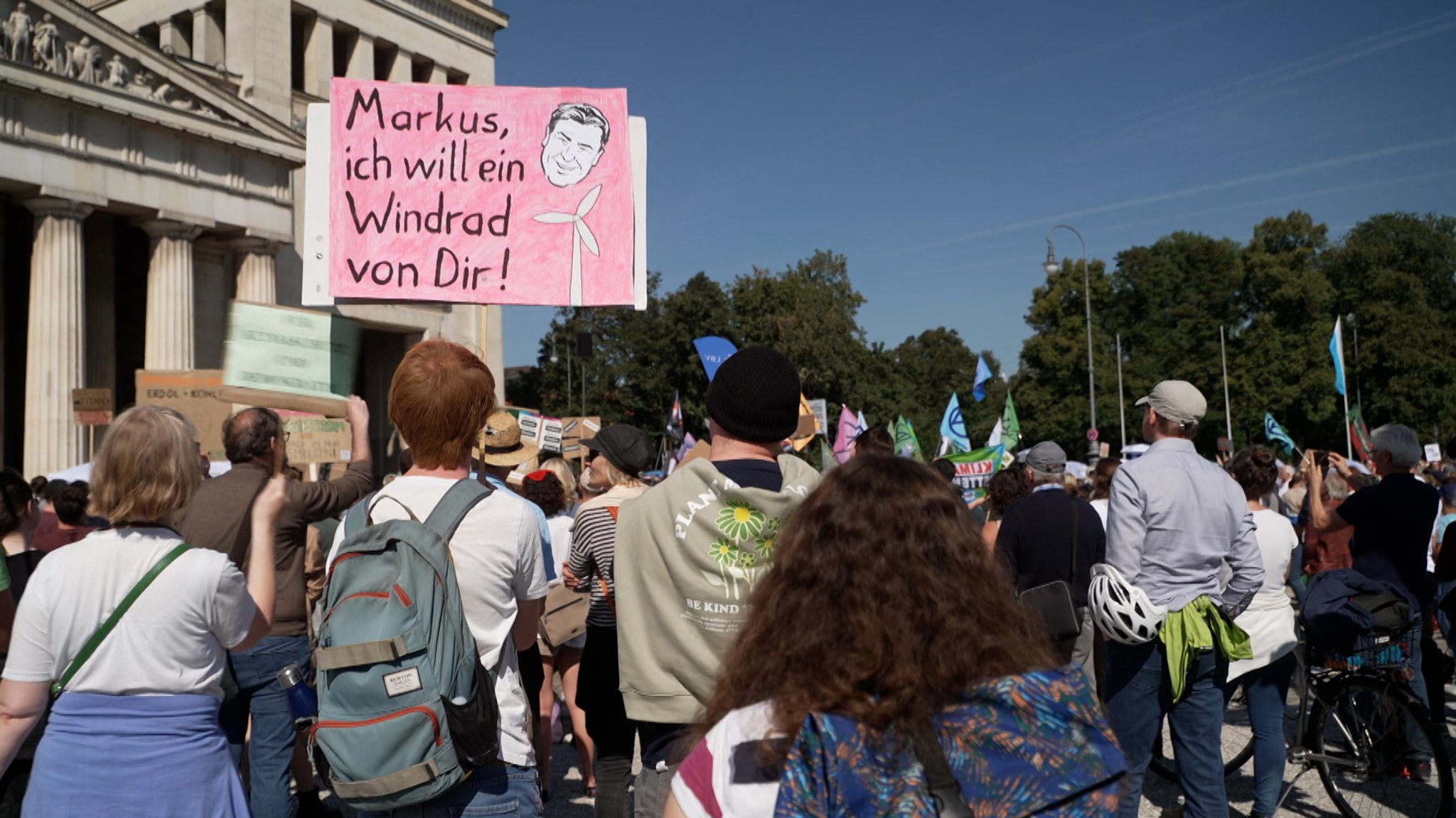 Blick auf Teilnehmer der Klima-Demo am Münchner Königsplatz.