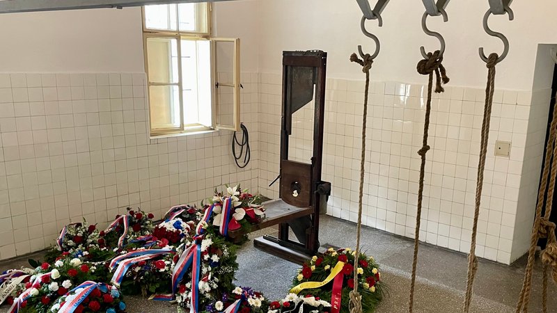 Die deutsche Guillotine des Gefängnisses Prag -Pankrác anöässlich einer Gedenkstunde. Rechts im Vordergrund die originalen Schlingen, mit denen zum Tode Verurteilte während der NS-Zeit hingerichtet wurden. | Bild: BR/Ulrich Trebbin Die deutsche Guillotine des Gefängnisses Prag -Pankrác anöässlich einer Gedenkstunde. Rechts im Vordergrund die originalen Schlingen, mit denen zum Tode Verurteilte während der NS-Zeit hingerichtet wurden.