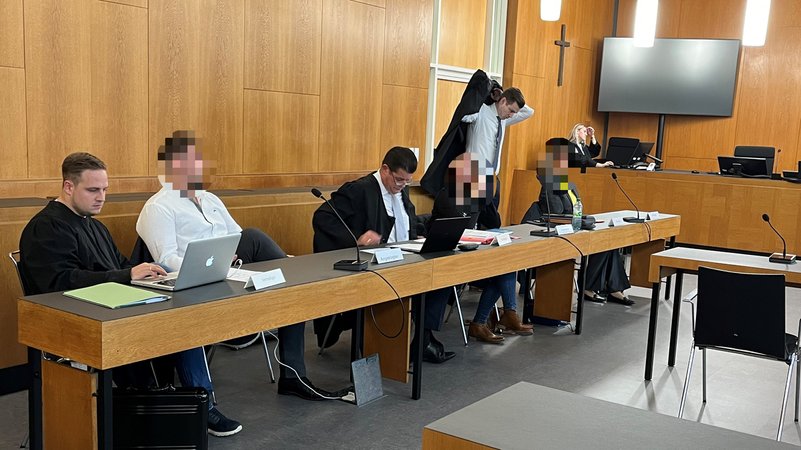 In einem Gerichtssaal sitzen mehrere Angeklagt und deren Anwälte | Bild: BR/Barbara Ecke In einem Gerichtssaal sitzen mehrere Angeklagt und deren Anwälte