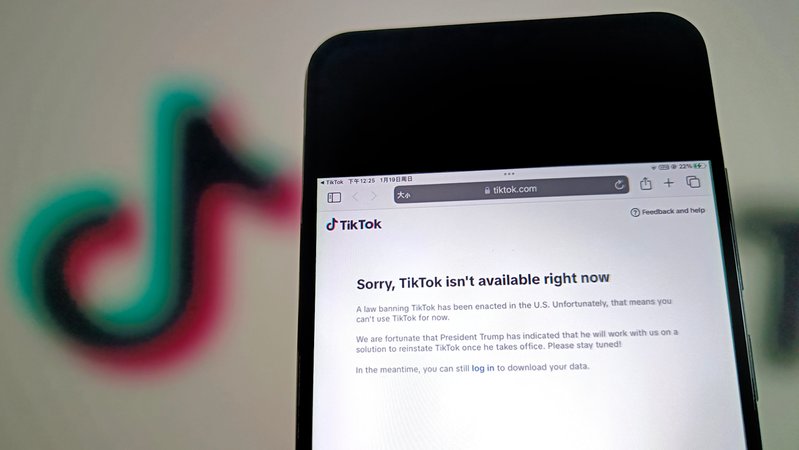 Nachricht für amerikanische TikTok-Nutzer nach der Entscheidung sich selbst abzuschalten. | Bild: picture alliance / CFOTO | CFOTO Nachricht für amerikanische TikTok-Nutzer nach der Entscheidung sich selbst abzuschalten.