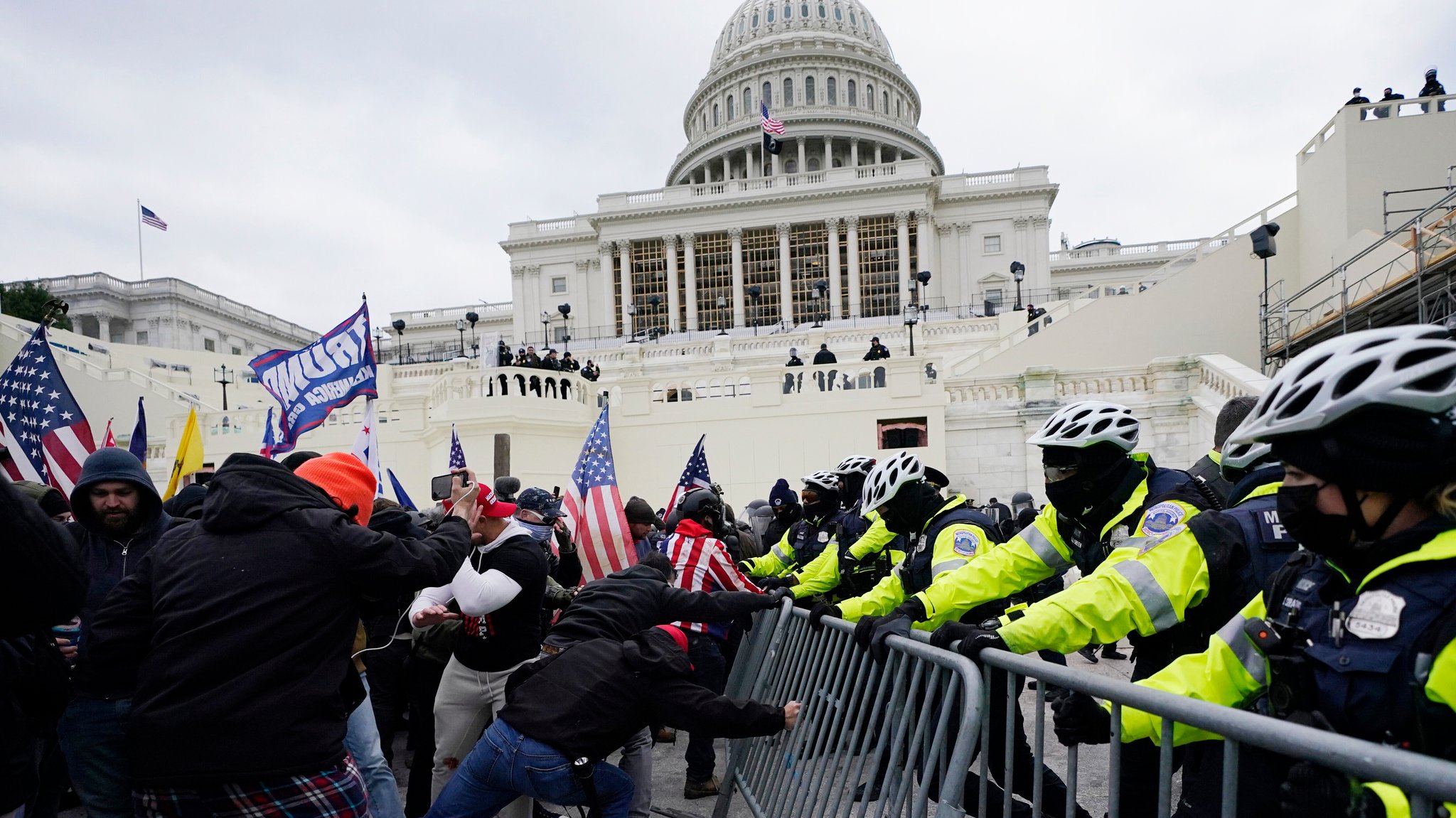 (Archivbild) Lust auf Zerstörung: Trump-Anhänger versuchen am Mittwoch, 6. Januar 2021, am Kapitol in Washington eine Polizeisperre zu durchbrechen.