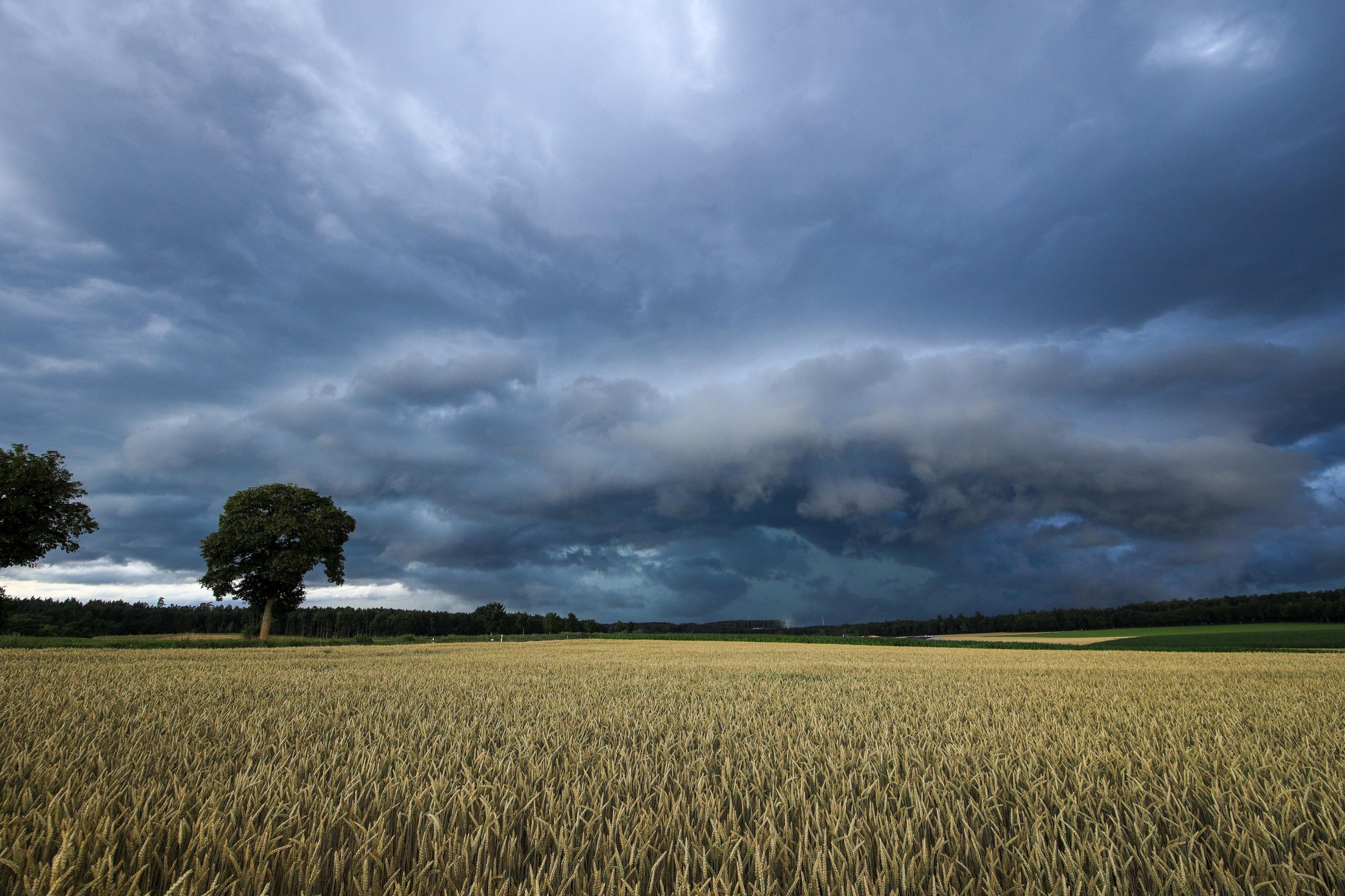 Eine Unwetterzelle baut sich auf.