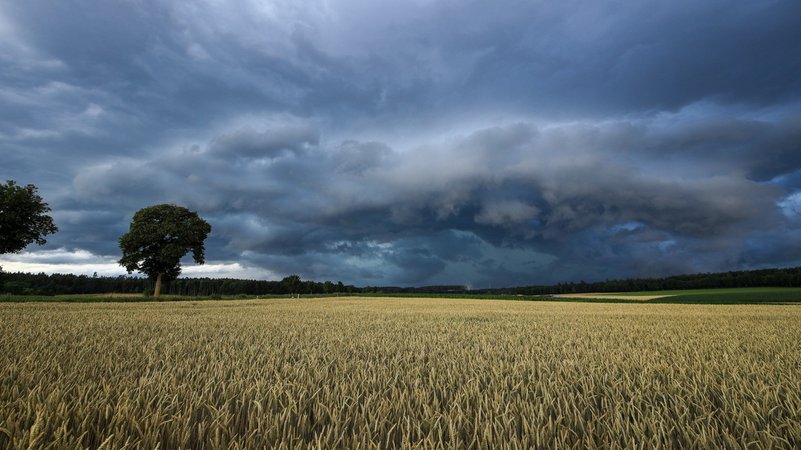 Eine Unwetterzelle baut sich auf. | Bild: picture alliance / onw-images | Alexander Wolf Eine Unwetterzelle baut sich auf.