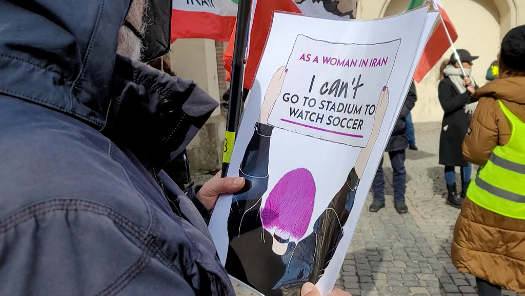 In München und anderen deutschen Städten haben heute zahlreiche Menschen gegen die systematische Unterdrückung von Frauen in der islamischen Republik demonstriert.