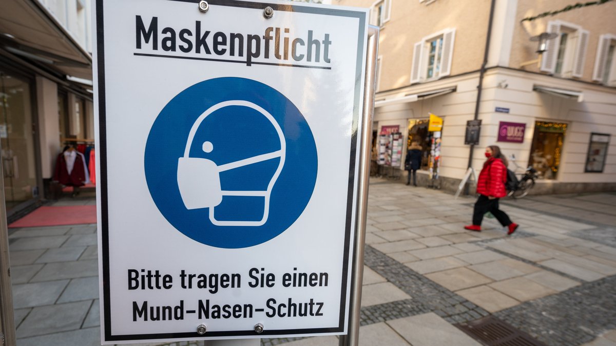 Schild zur Maskenpflicht in Passau