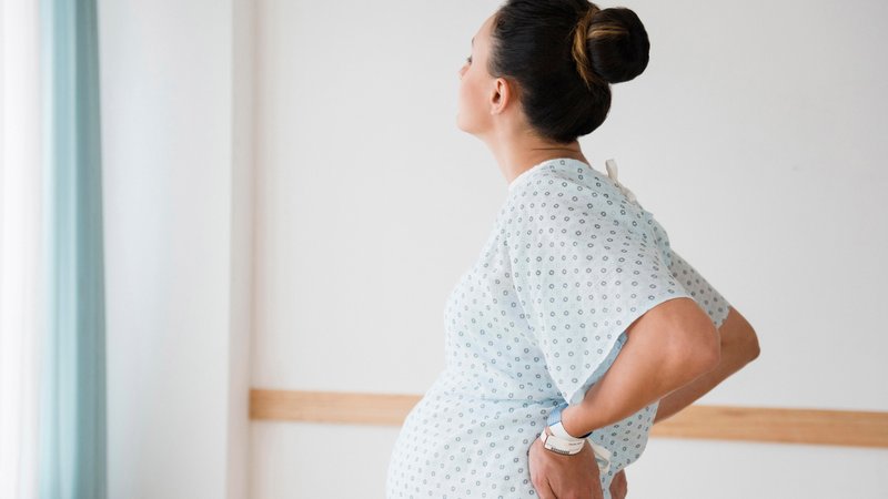 Auf Social Media kursieren immer wieder Warnungen vor Medikamenten zur Geburtseinleitung mit dem Wirkstoff Misoprostol. | Bild: picture alliance / Bildagentur-online/Blend Images | Blend Images/JGI/Jamie Grill Auf Social Media kursieren immer wieder Warnungen vor Medikamenten zur Geburtseinleitung mit dem Wirkstoff Misoprostol.