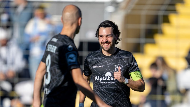 Manuel Stiefler (l.) und Markus Schwabl jubeln in München | Bild: picture-alliance/dpa Manuel Stiefler (l.) und Markus Schwabl jubeln in München