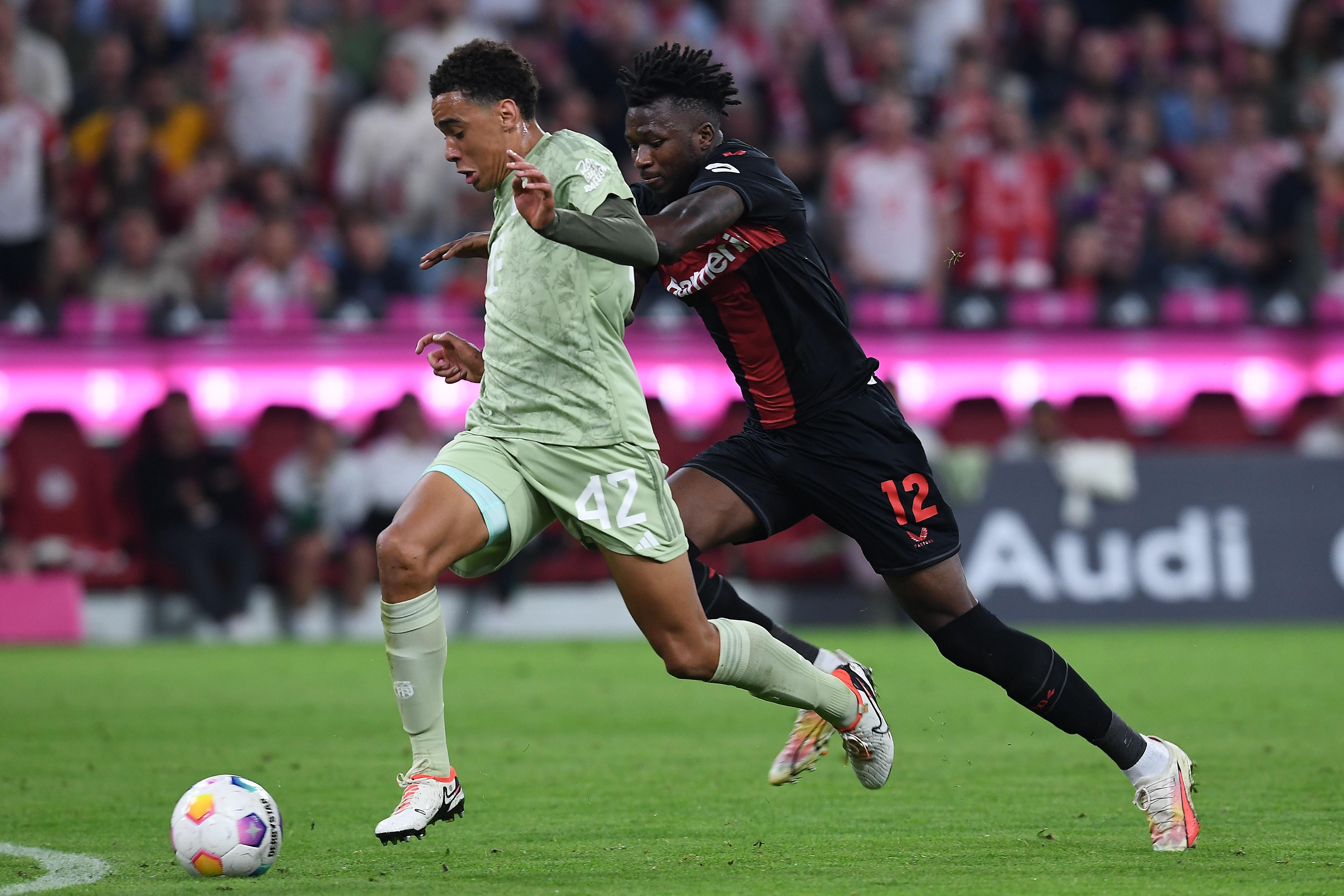 Szene aus dem Hinspiel mit Jamal Musiala (l.) und Edmond Tapsoba