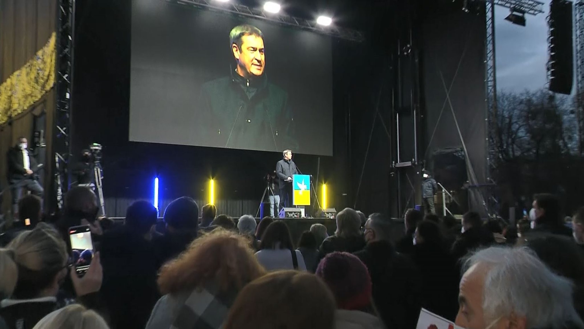 Bayerns Ministerpräsident Markus Söder (CSU) bei der Friedensdemo in München am 2.3.22.