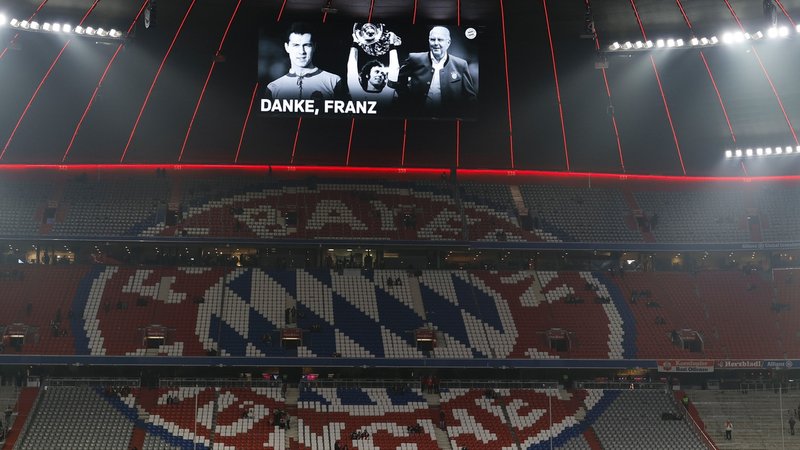 Allianz Arena München -  die Anzeigetafel im Stadion zeigt Fotos des verstorbenen Franz Beckenbauer mit den Worten "Danke, Franz"