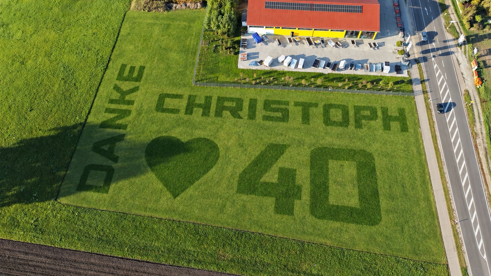 Luftaufnahme des Rasentattos: "Danke Christoph 40"