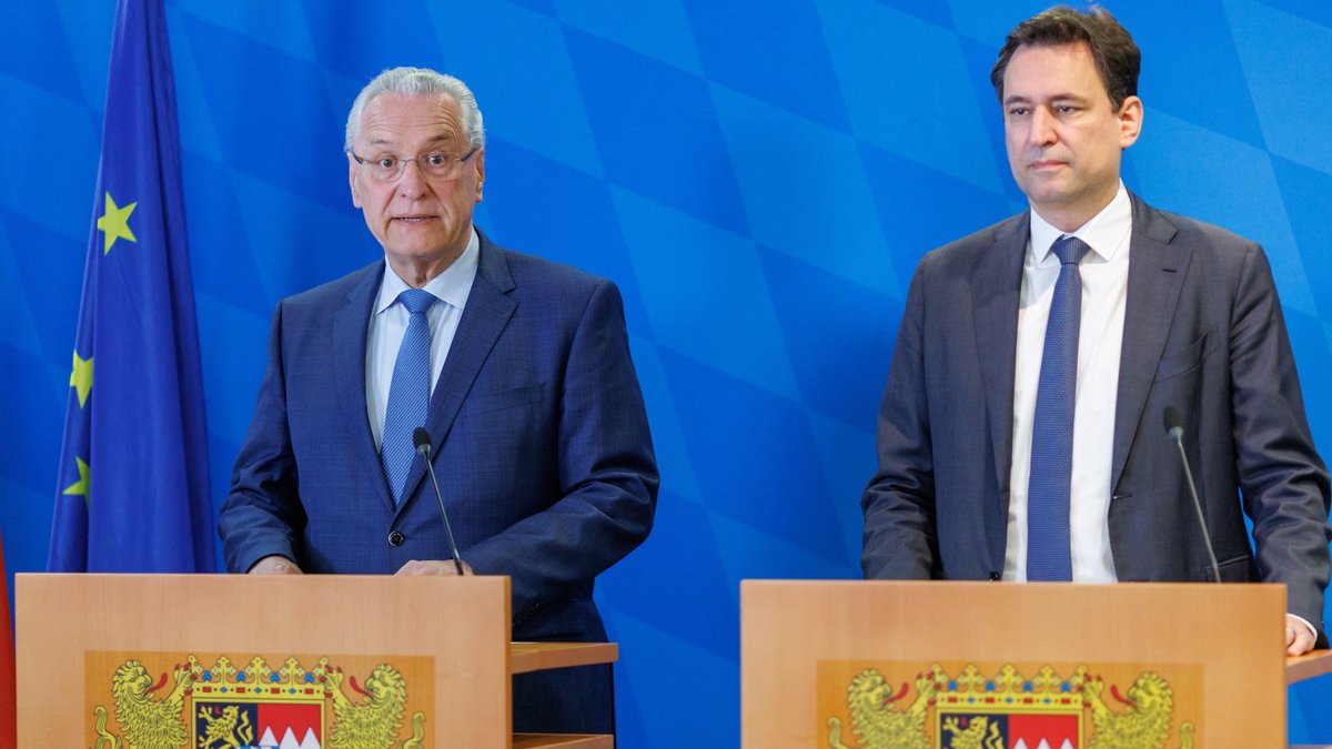 Innenminister Joachim Herrmann (CSU, links) und Justizminister Georg Eisenreich (CSU) sprechen am Montag über Hasskriminalität in Bayern.