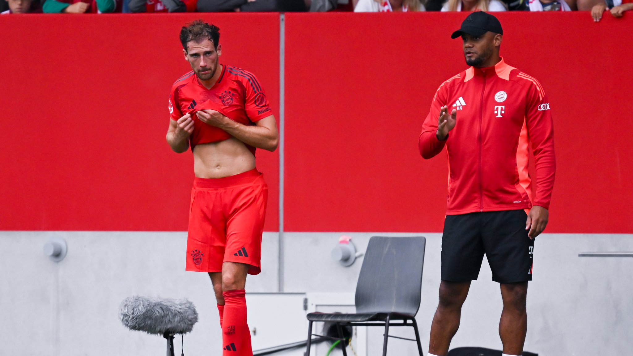 Steht weiter unter kritischer Beobachtung seines Trainers Vincent Kompany (rechts): Leon Goretzka (links).