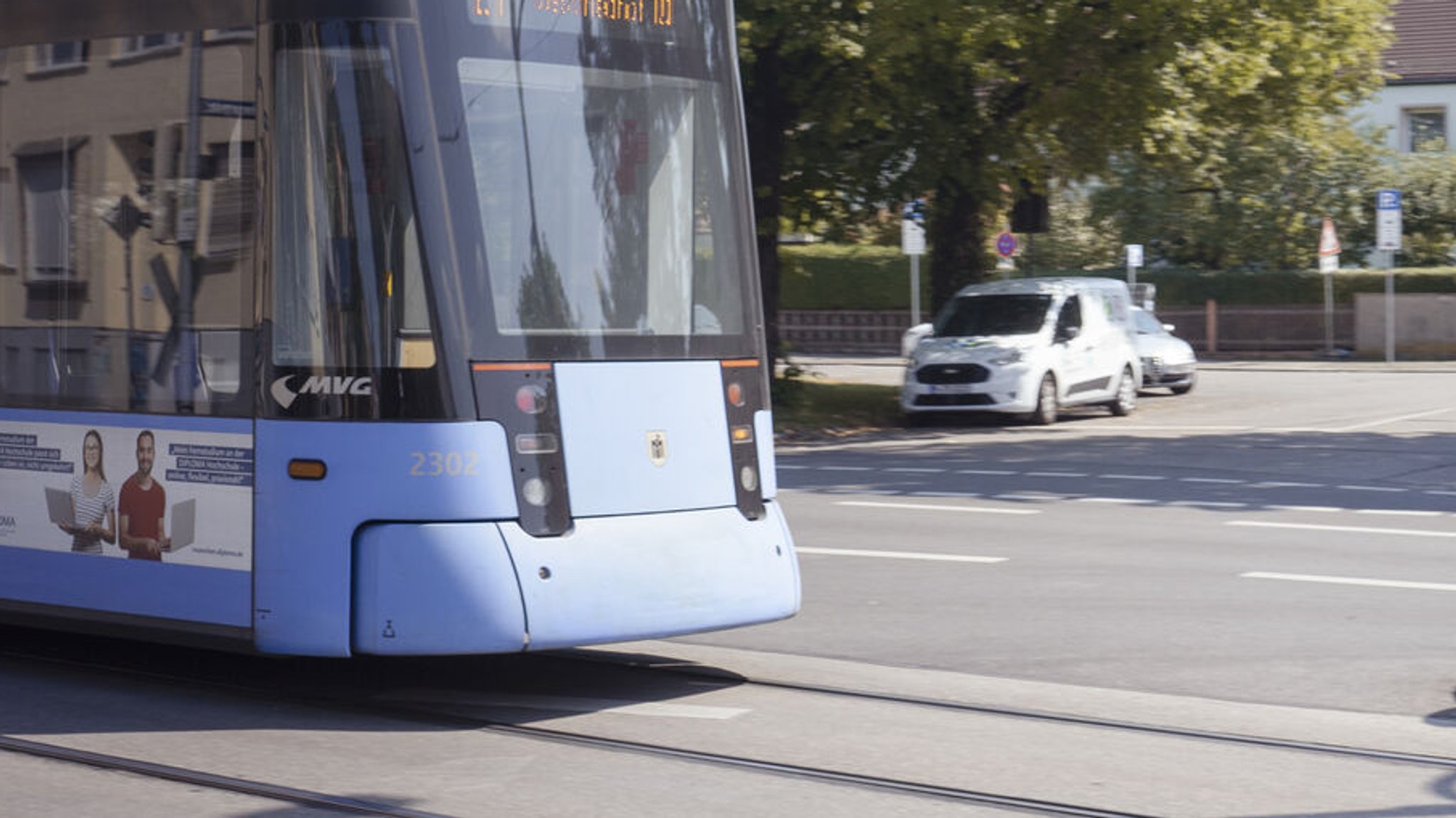 Trambahn im Münchner Westen. Symbolbild für eine Bahn der Münchner Verkehrsgesellschaft. An der Haltestelle Romanplatz ist es am Freitag, 26.09 zu einem tödlichen Unfall gekommen. | Bild: BR / Sabine Wanninger Trambahn im Münchner Westen. Symbolbild für eine Bahn der Münchner Verkehrsgesellschaft. An der Haltestelle Romanplatz ist es am Freitag, 26.09 zu einem tödlichen Unfall gekommen.