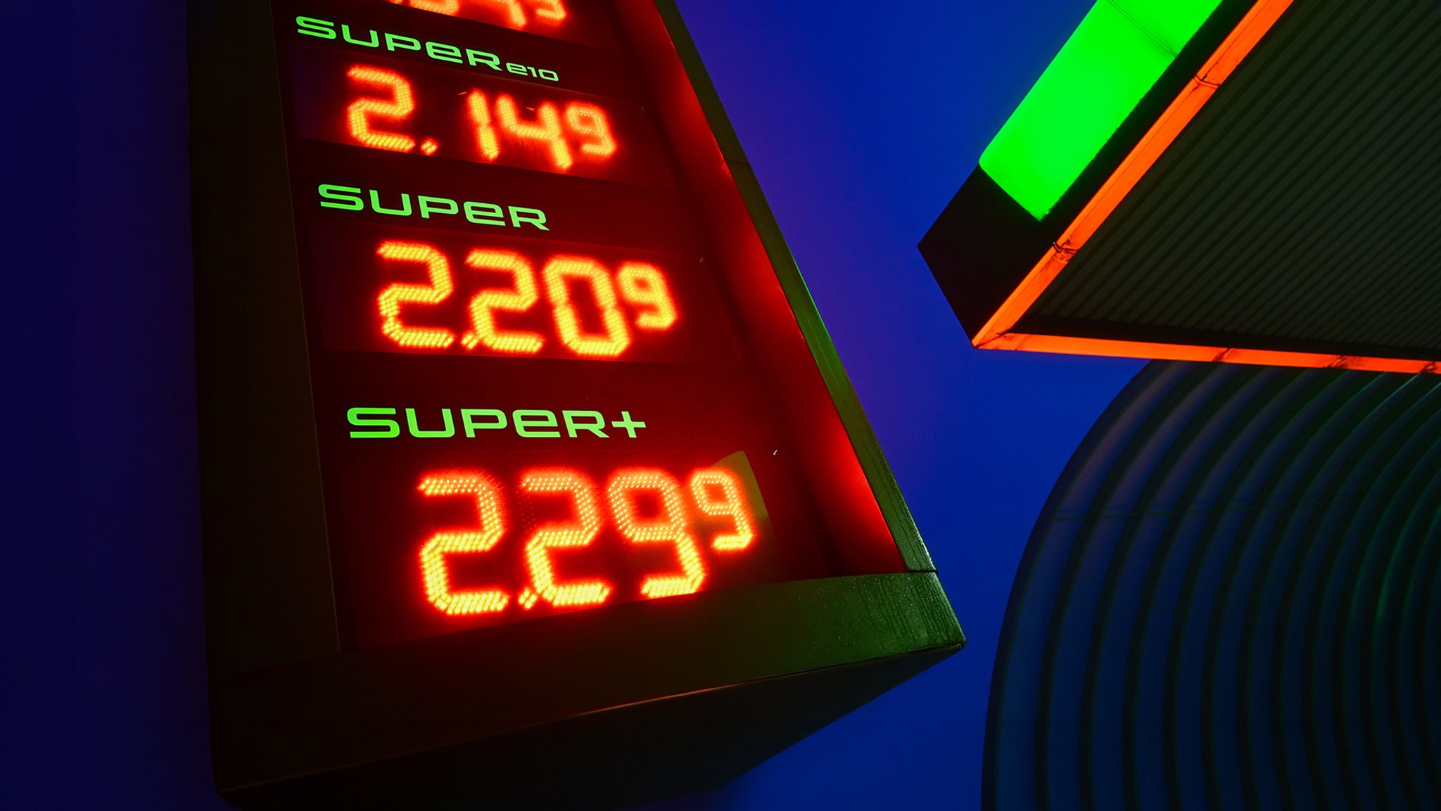 Auf dem Bild ist die Anzeige einer Tankstelle zu sehen. 