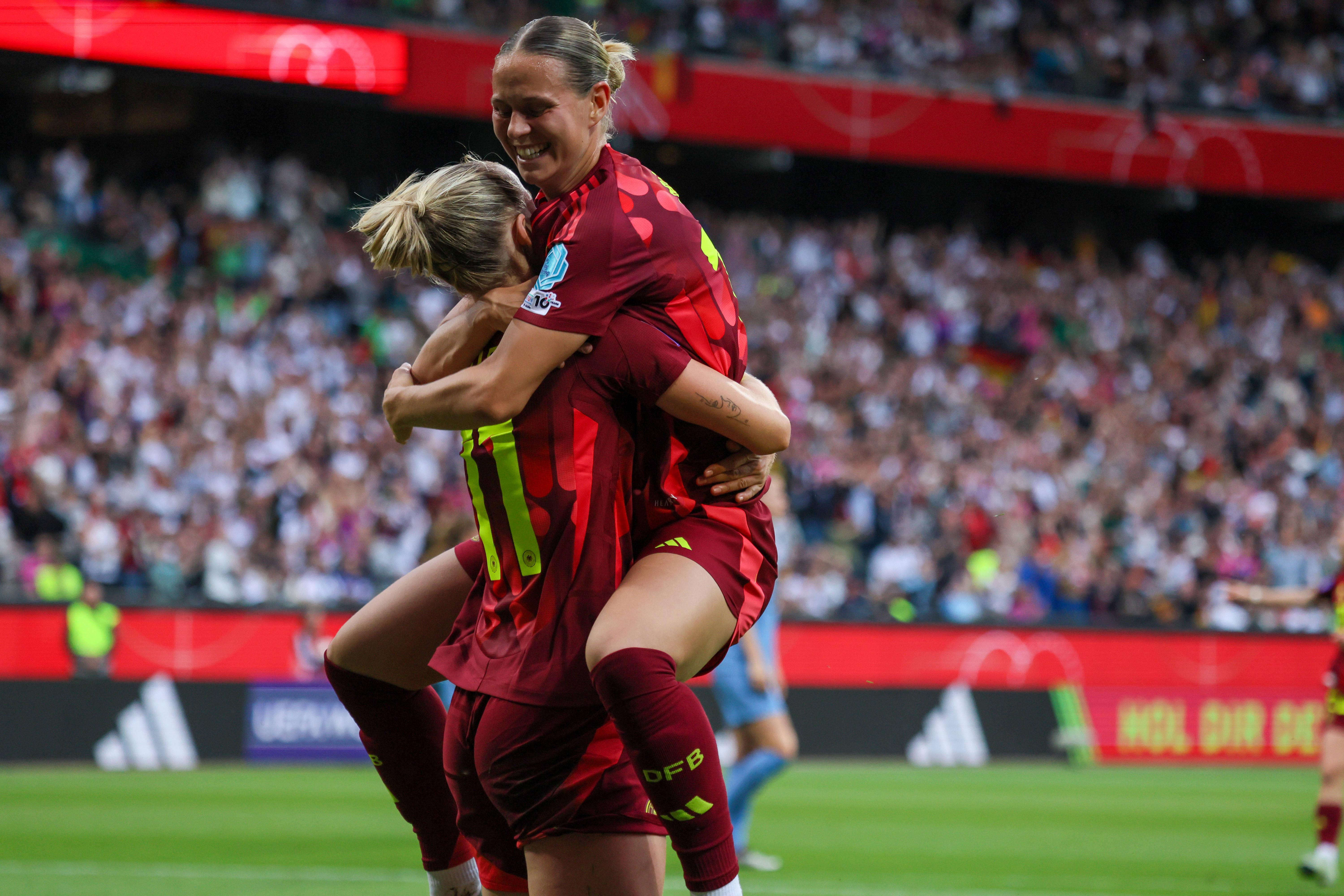 Lea Schüller und Klara Bühl