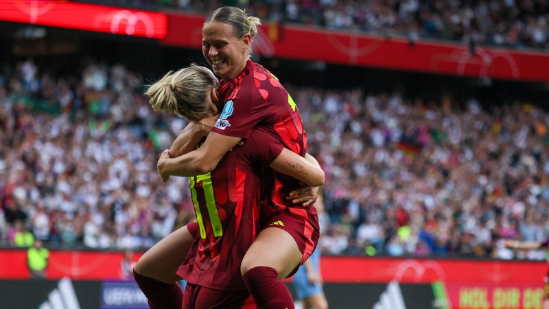 Lea Schüller und Klara Bühl | Bild: picture-alliance/dpa Lea Schüller und Klara Bühl