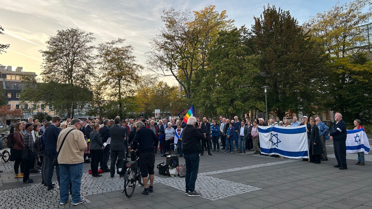 Rund 150 Menschen bei Israel-Solidaritätskundgebung in Erlangen