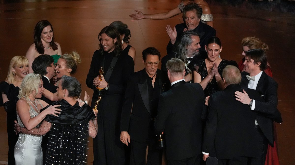 Cast und Crew von "Oppenheimer" auf der Bühne, nachdem der Film die höchste Auszeichnung als bester Film gewann