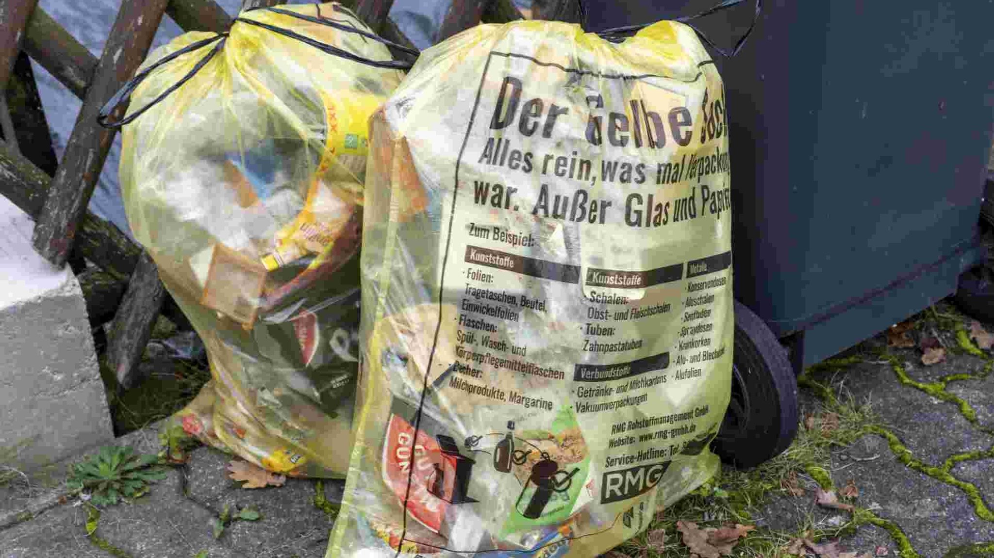 Zwei gelbe Säcke, in denen Plastik gesammelt wird