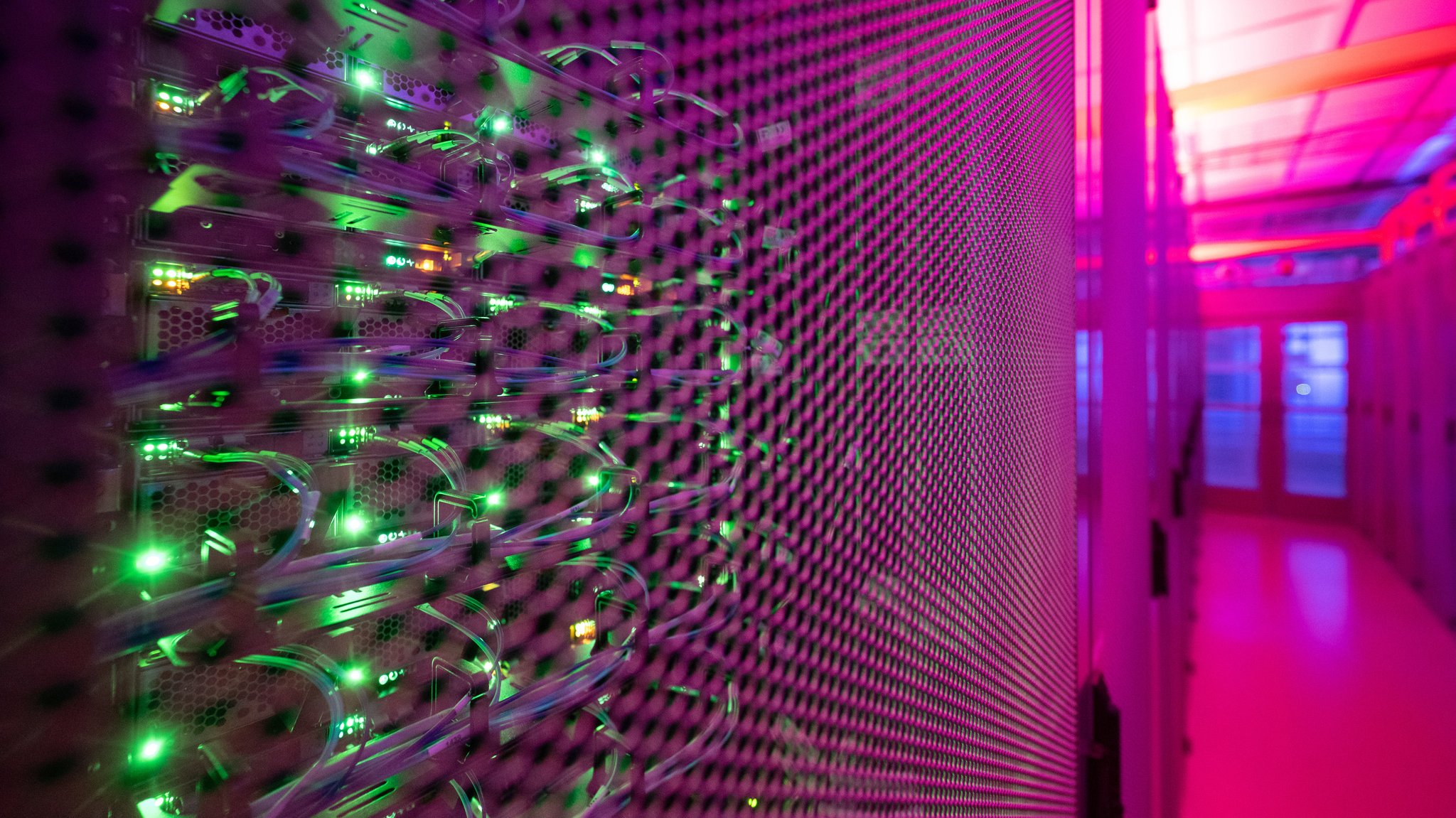 (Symbolbild) LEDs leuchten in einem Serverschrank in einem Rechenzentrum