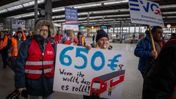 EVG-Mitglieder beim Bahnstreik. | Bild:picture alliance/dpa | Peter Kneffel