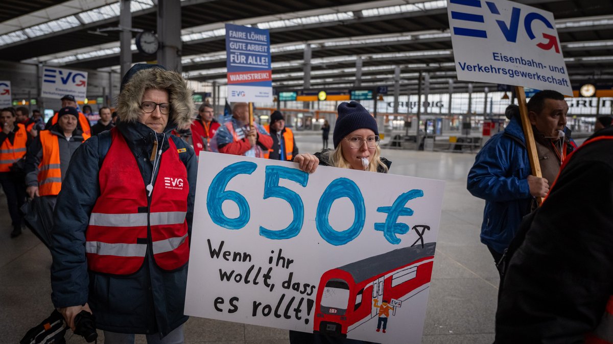 EVG-Mitglieder beim Bahnstreik.