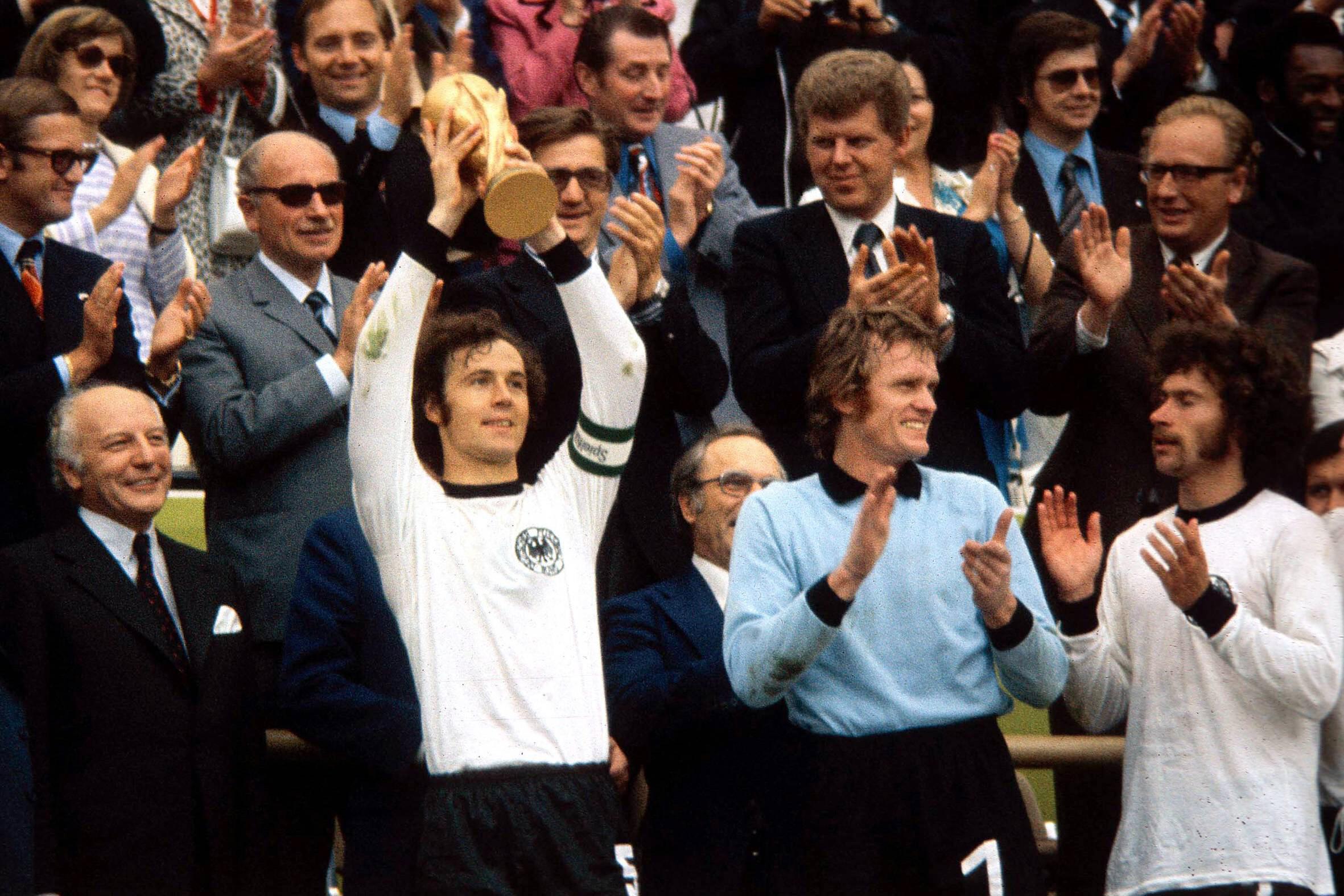 Franz Beckenbauer stemmt 1974 den WM-Pokal in die Höhe