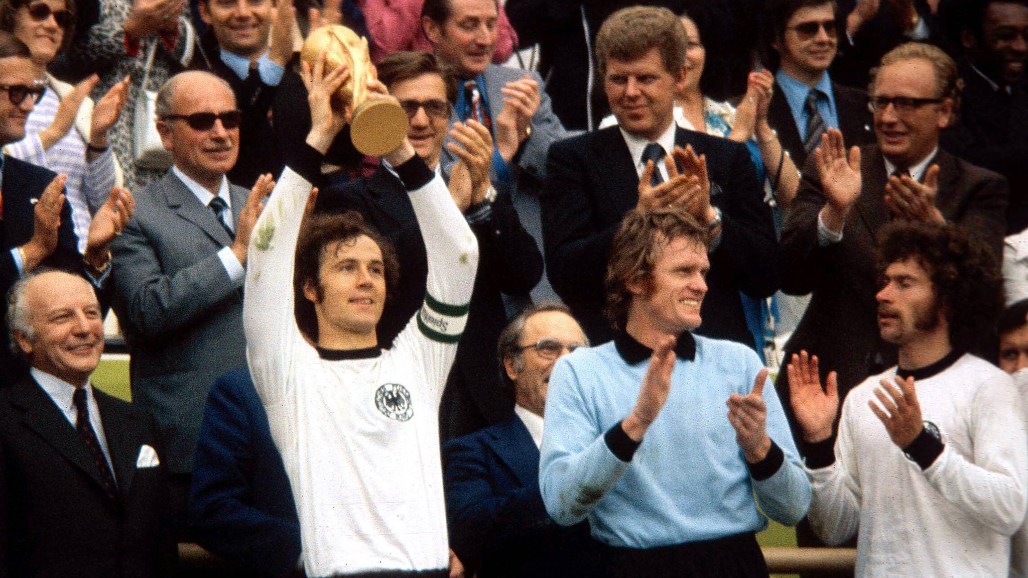 Franz Beckenbauer stemmt 1974 den WM-Pokal in die Höhe