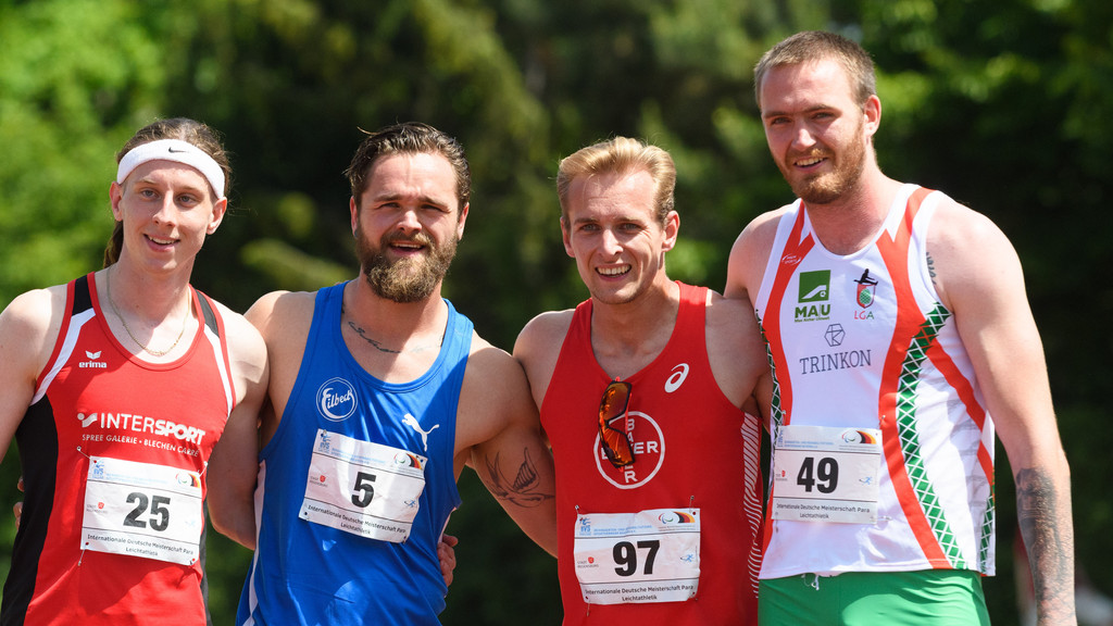 Max Marzillier, Nick Weihs, Johannes Floors und Andreas Walser nach dem 100 Meter Rennen