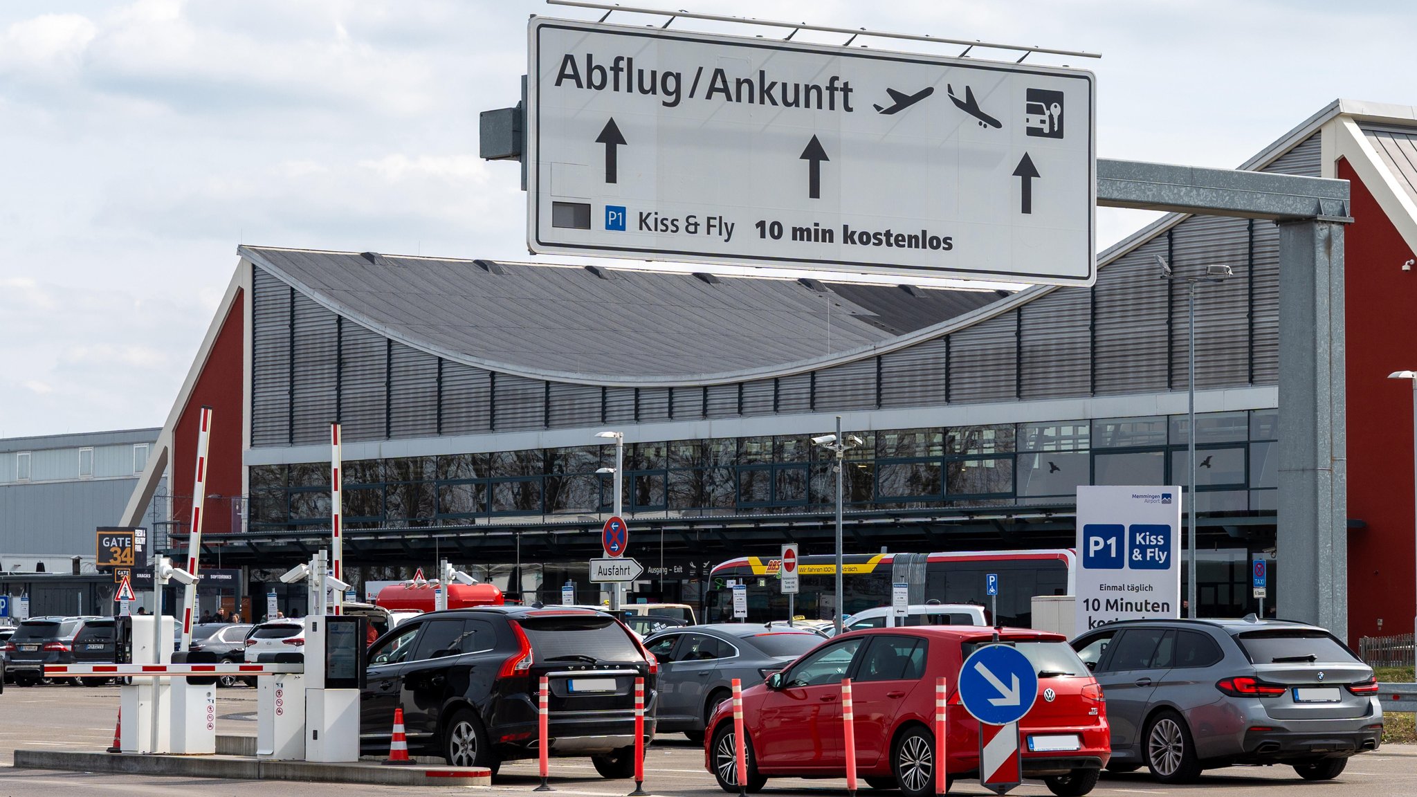 Allgäu Airport Memmingen mit Zufahrt zum Terminal für Abflug und Ankunft | Bild: picture alliance / CHROMORANGE | Michael Bihlmayer Allgäu Airport Memmingen mit Zufahrt zum Terminal für Abflug und Ankunft