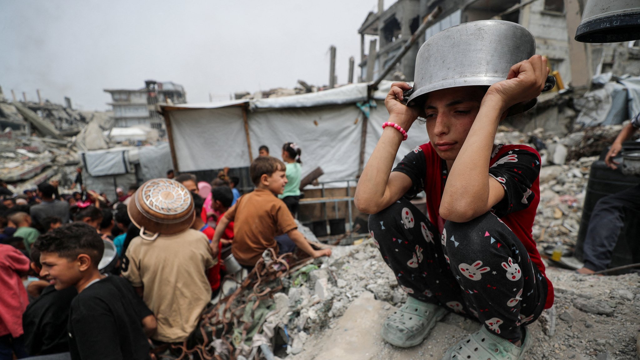 Essensausgabe in Beit Lahia im nördlichen Gazastreifen. | Bild: Reuters Essensausgabe in Beit Lahia im nördlichen Gazastreifen.