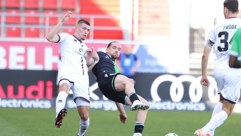 Spielszene FC Ingolstadt - Hannover 96 II | Bild: picture-alliance/dpa Spielszene FC Ingolstadt - Hannover 96 II