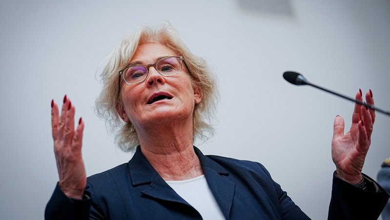 Christine Lambrecht (SPD), Bundesministerin der Verteidigung, gibt am 13. Januar 2023 in Berlin ein Pressestatement zu den Pannen beim Schützenpanzer Puma. 