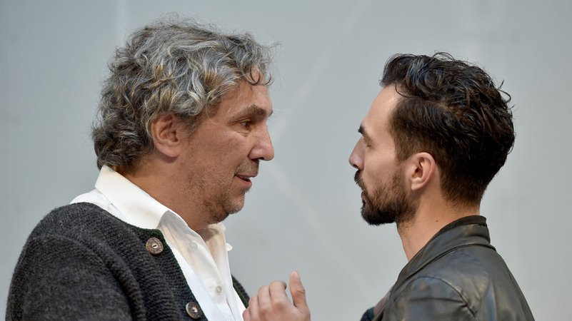 Der Spielleiter Christian Stückl spricht mit seinem zweiter Spielleiter Abdullah Karaca | Bild: dpa-Bildfunk / Angelika Warmuth Der Spielleiter Christian Stückl spricht mit seinem zweiter Spielleiter Abdullah Karaca