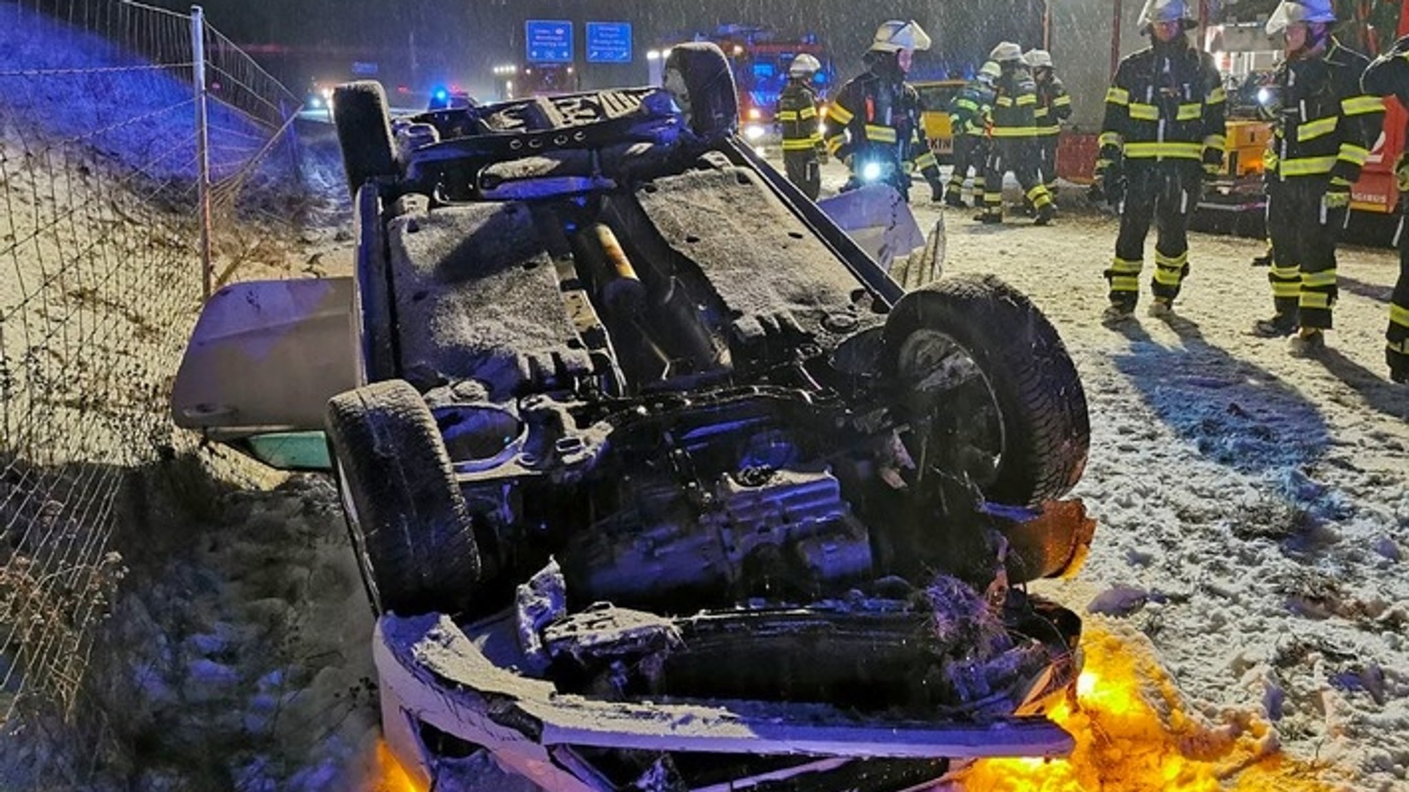 Zahlreiche Unfälle auf schneeglatten Autobahnen in Oberbayern