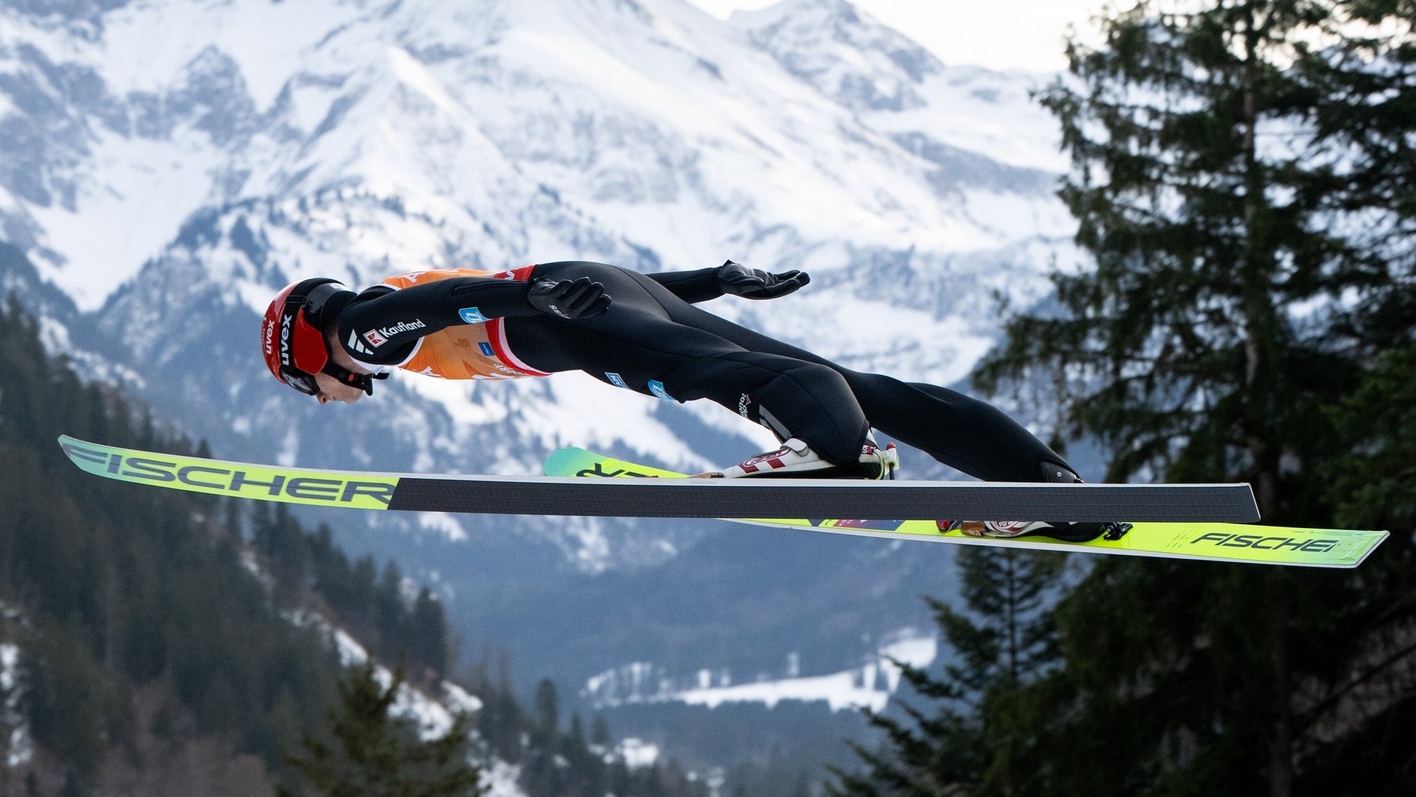 Karl Geiger bei der Skiflug-WM in Oberstdorf | Bild: picture alliance / Eibner-Pressefoto | Memmler Karl Geiger bei der Skiflug-WM in Oberstdorf