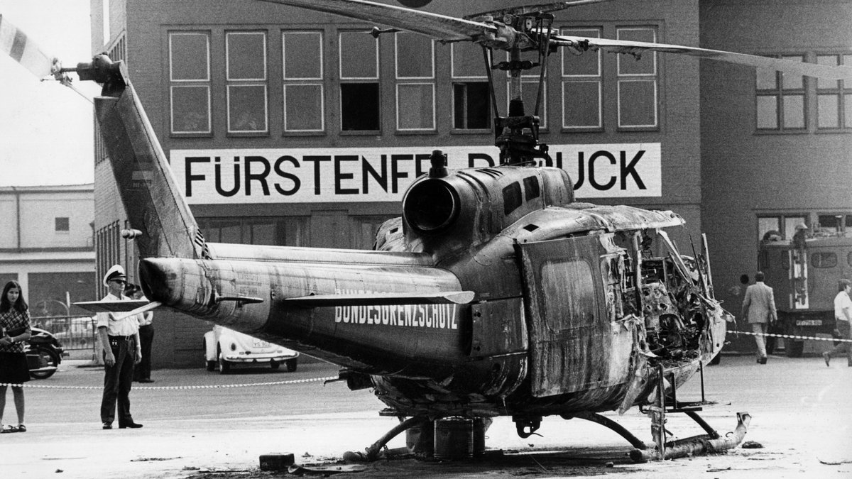 Der zerstörte Hubschrauber nach dem missglückten Befreiungsversuch in Fürstenfeldbruck.