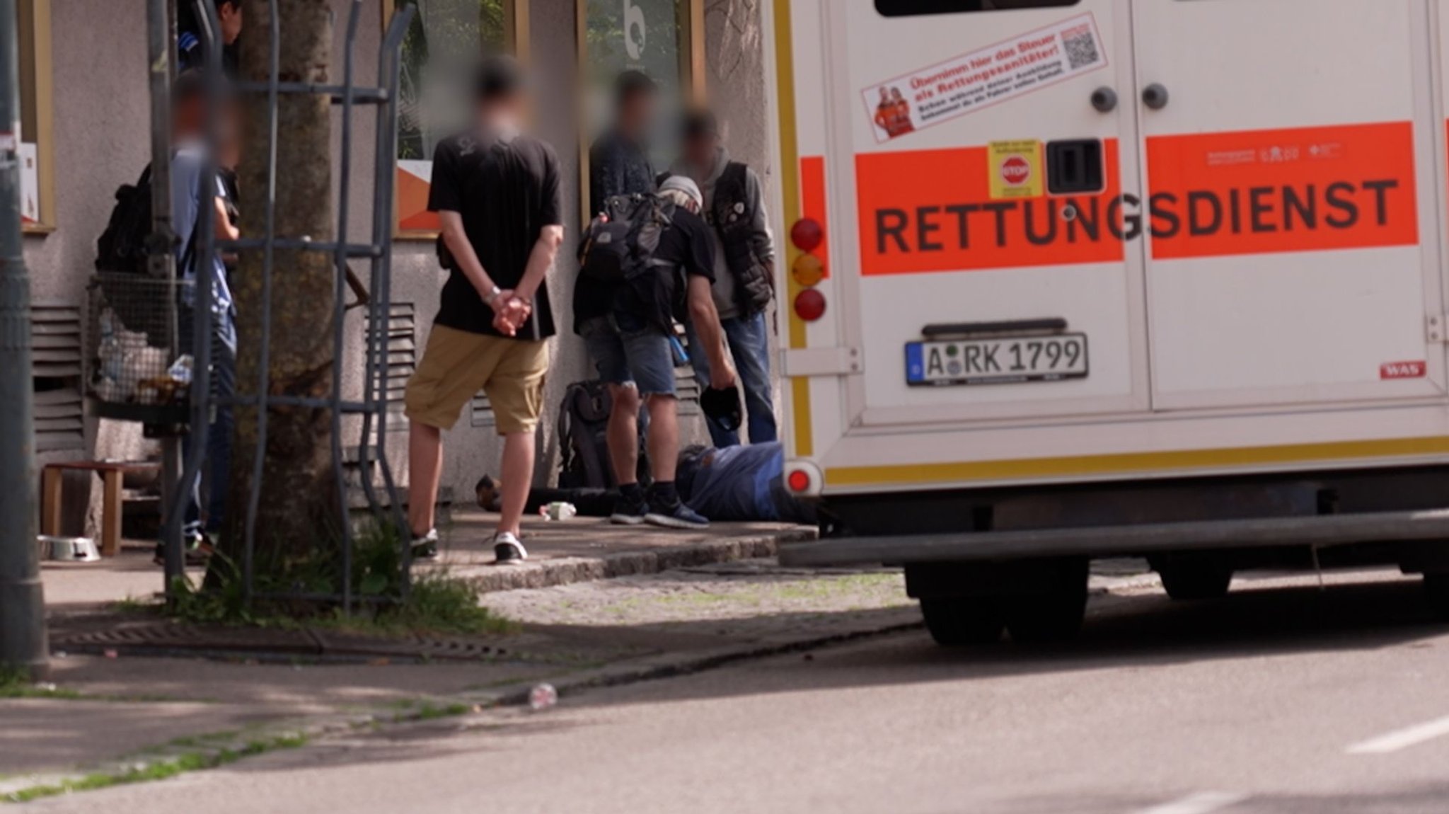 Notarztwagen vor der Drogenkontaktstelle "beTreff" am Augsburger Helmut-Haller-Platz