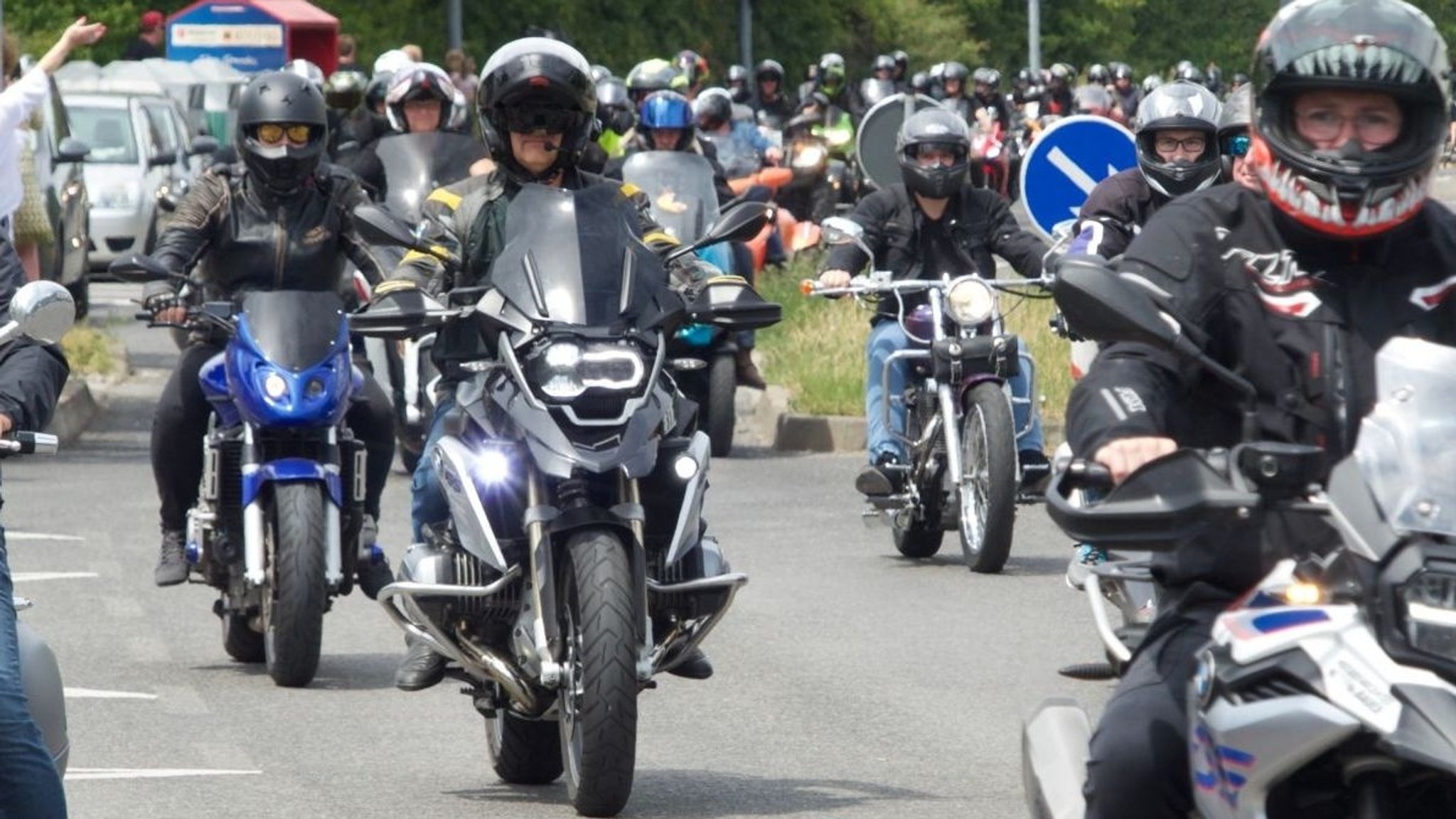 Mehrere Motorradfahrer fahren im Zuge eines Korsos durch Bamberg. 