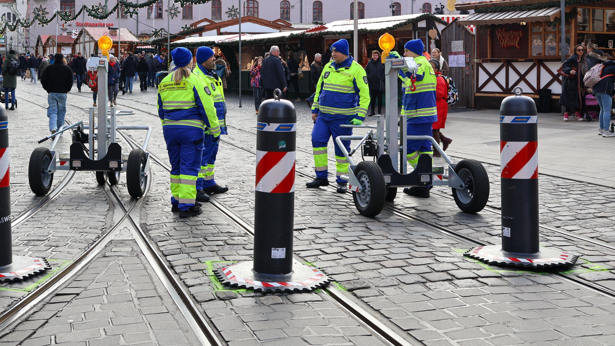 2025: Einsatzkräfte sichern den Augsburger Christkindlesmarkt mit mobilen Sicherheitspollern ab. | Bild: pa/dpa | Michael Bihlmayer 2025: Einsatzkräfte sichern den Augsburger Christkindlesmarkt mit mobilen Sicherheitspollern ab.