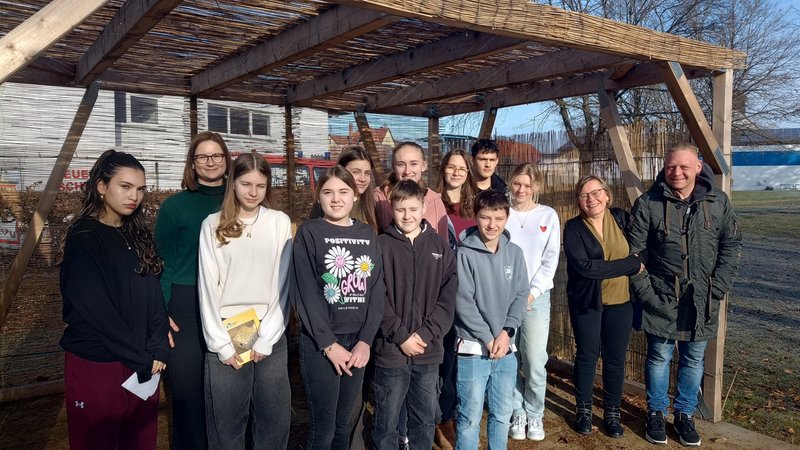 Schülerinnen und Schüler in einer Laubhütte. | Bild: BR24/Karin Goeckel Schülerinnen und Schüler in einer Laubhütte.