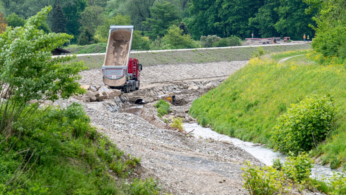 Ein Baufahrzeug steht in dem von der damaligen Flut betroffenen Ortsteil von Simbach am Inn