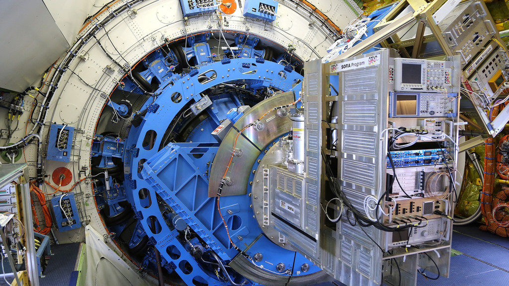 Aufnahme des Infrarotteleskops, das innerhalb der Druckluftkabine im Jet 474 SOFIA  montiert ist.