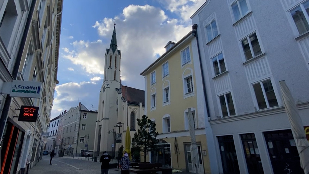 Glaube spielt in Bayern eine große Rolle. Der Bedarf an kirchlicher Seelsorge ist noch immer groß, doch es fehlen Pfarrerinnen und Pfarrer